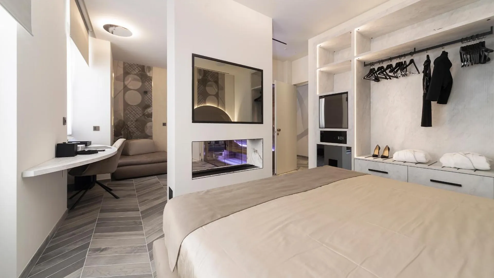 Tritone Luxury Suites Piazza Del Popolo Rome Bed & Breakfast